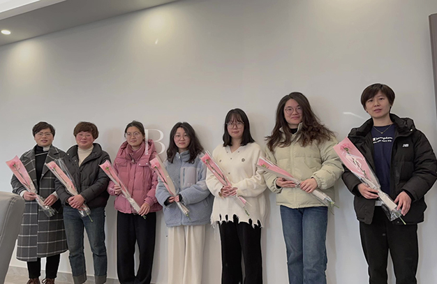 值此女神節(jié)之際，我司為每位女員工送上鮮花，衷心祝愿所有女性員工節(jié)日快樂，工作順利，生活美滿！-浙江鵬鳴游樂設(shè)備有限公司